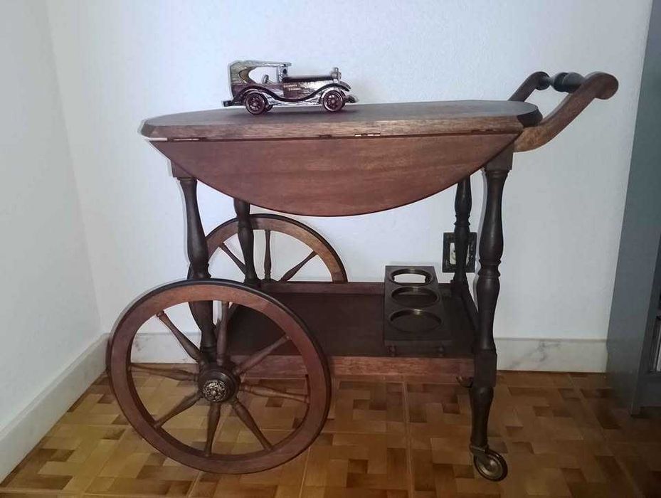 Carrinho e mesa de chá/bebidas em madeira
