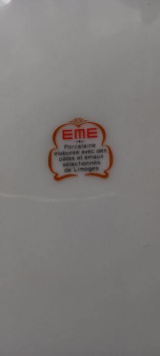 Bonito prato de porcelana.