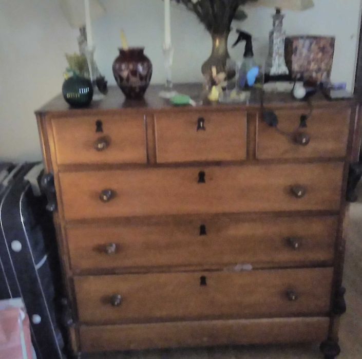 Cómoda antiga em madeira de vinhático