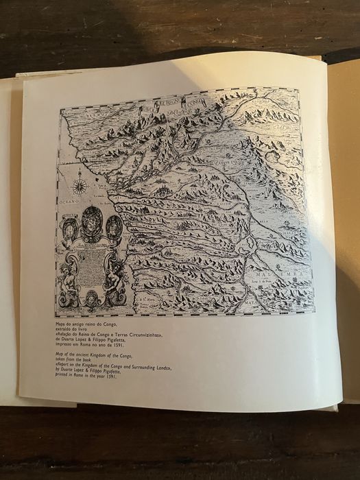 Livro moedas de Angola