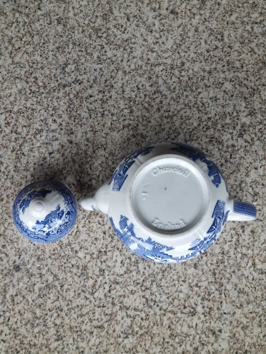 Bule Churchill azul e branco formato georgiano (novo)