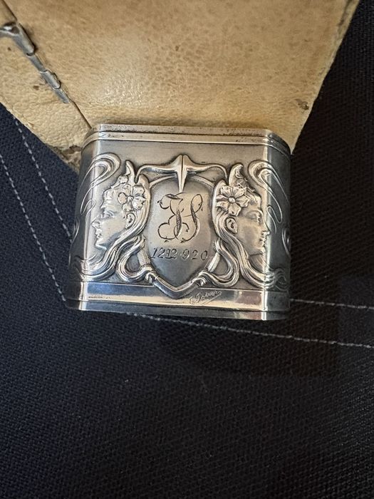 Lote de Prata Antiga: Anel Art Nouveau (França) + Chávena Imperial (Rússia)