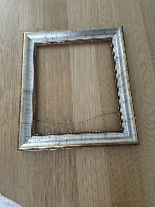 Moldura na cor prata e dourada