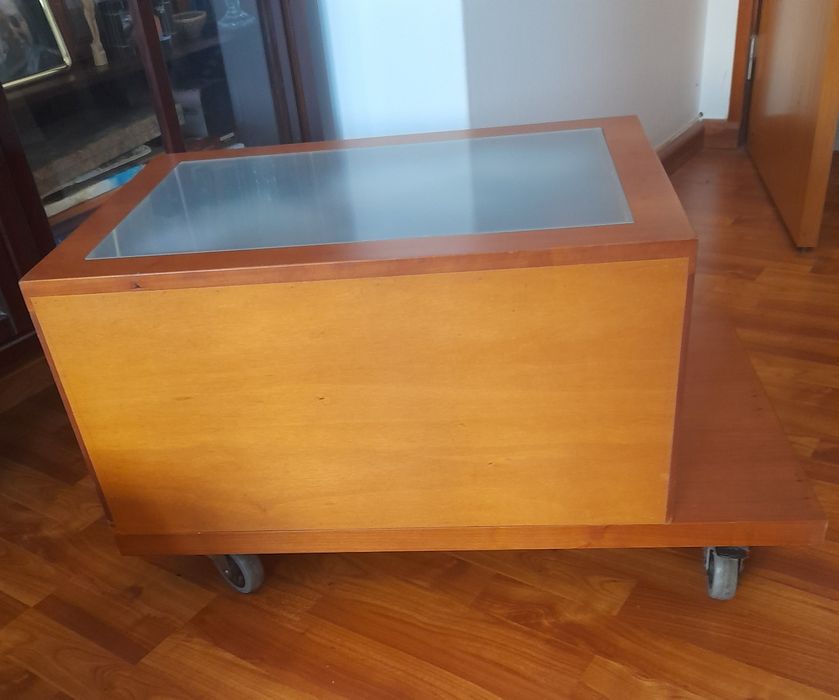 Mesa em madeira, com rodízios.