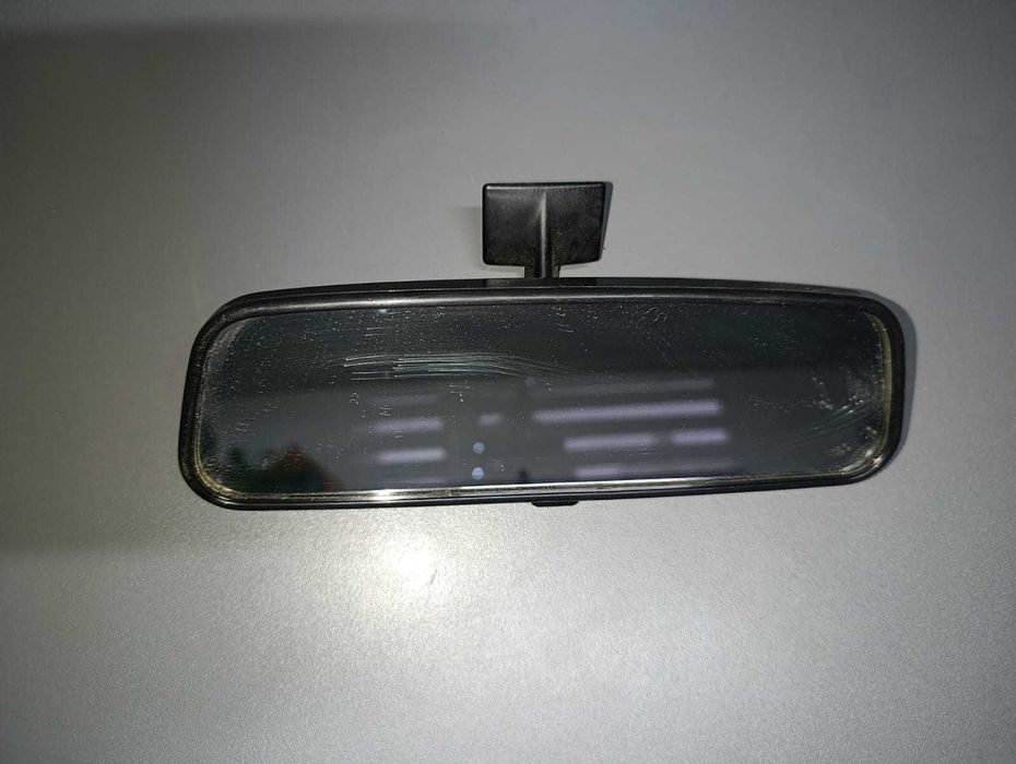 Lusterko wsteczne samochodowe – uniwersalne, montowane na szybę