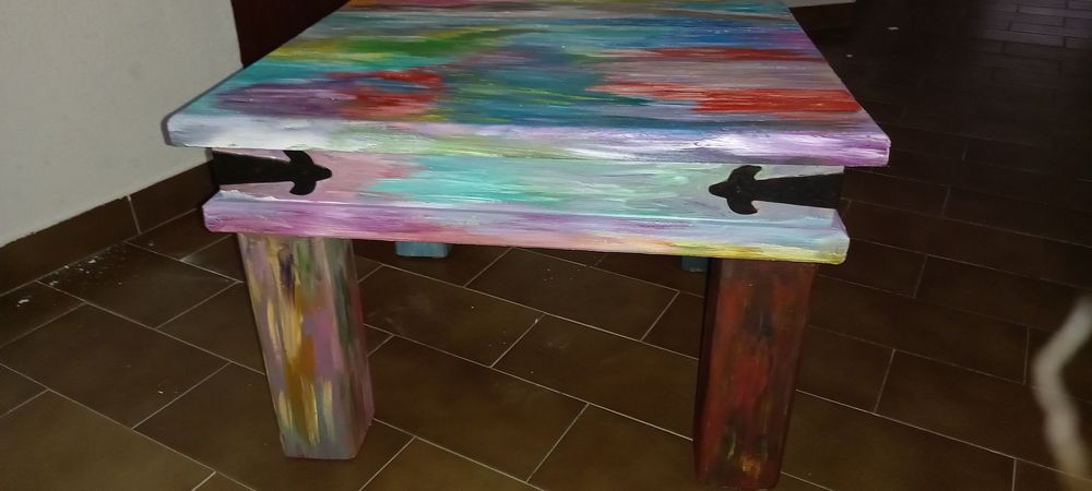 Mesa de madeira maciça psicadélica