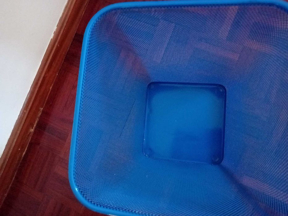 Cesto de papéis metálico azul IKEA