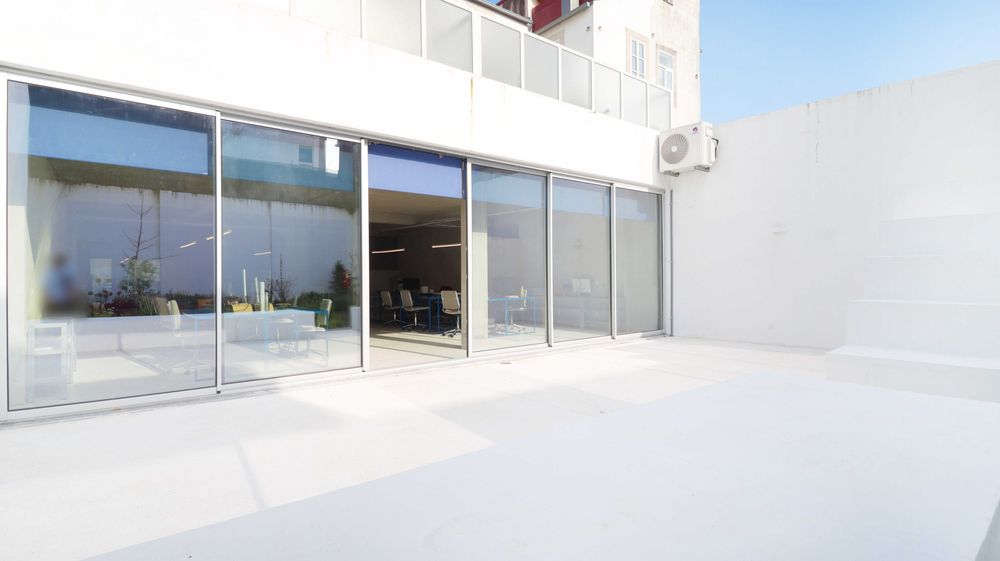 Espaço Comercial 350m² com Jardim Privativo e Garagem, Fontaínhas, Porto