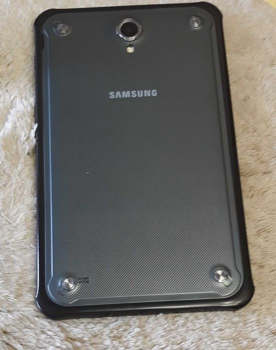 Планшет-телефон Samsung Galaxy  SM-T365 в чохлі з клавіатурою.