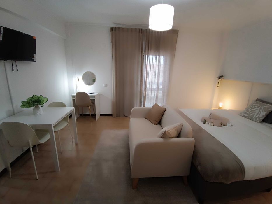 Quarto Suíte de Casal Totalmente mobilado e com Marquise em Alhos Vedros - Moita - a 6 minutos da estação de comboios