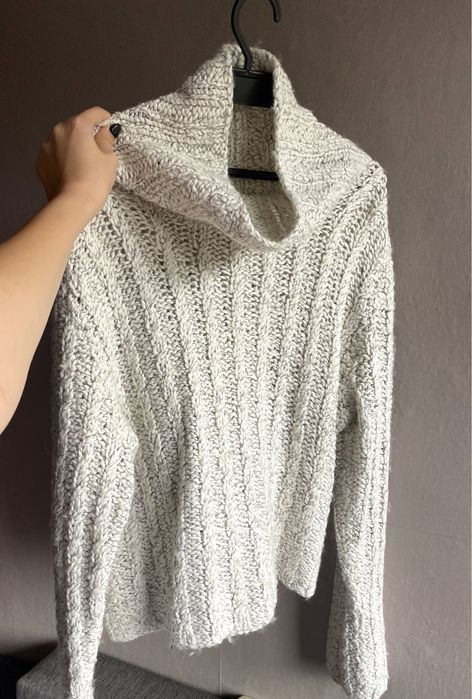 Biało szary sweter