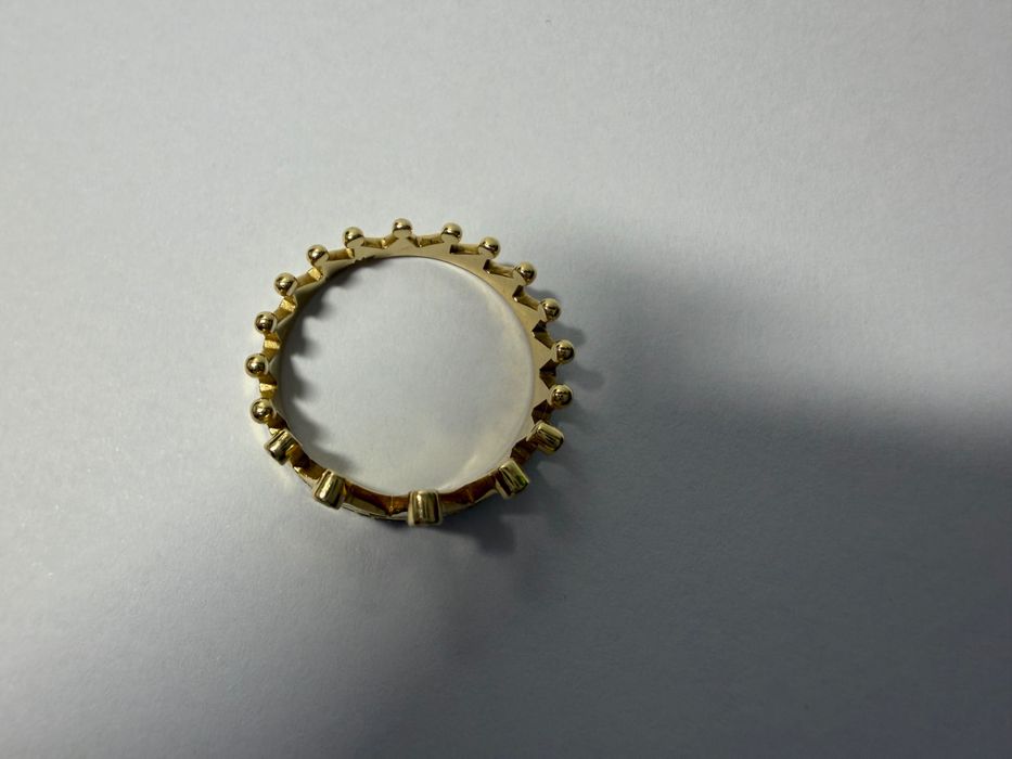 Золотое кольцо с бриллиантами 585 пробы вес 4грамма 18размер