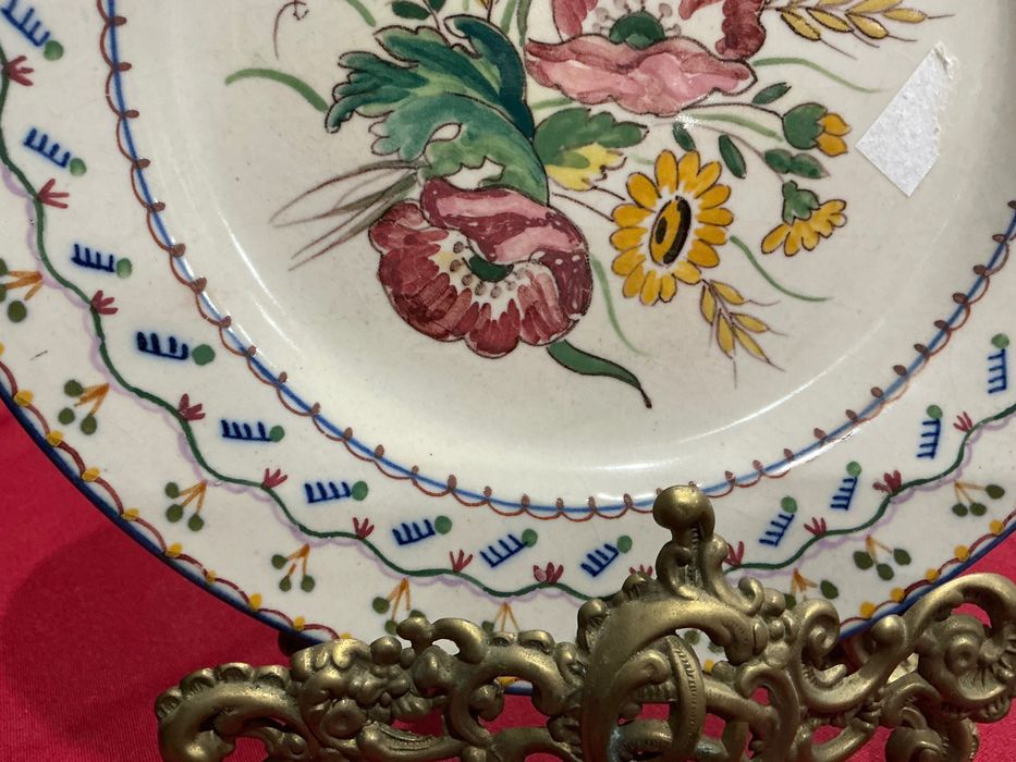 Prato porcelana com 23 cm assinado.  Anúncios abaixo