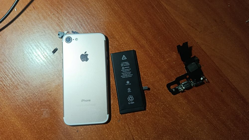 продам корпус iPhone 7  и батарею 99%