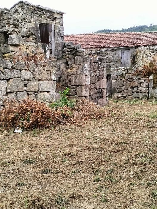 Duas casas (ruínas) e terreno 800m2