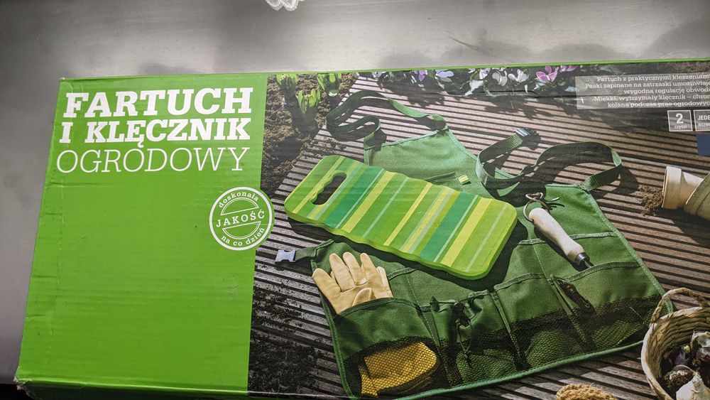 fartuch i klęcznik , na  działkę