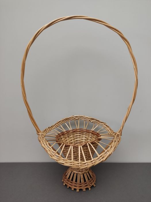 Koszyczek wiklinowy.