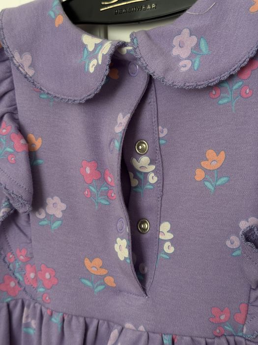 Сукня красивого фіолетового кольору з квітами