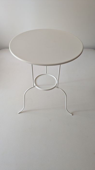 2  Mesas de cabeceira IKEA