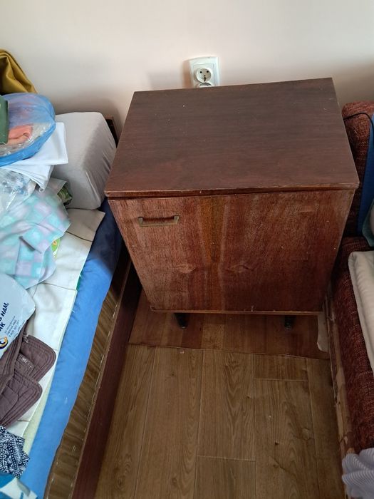 Продам дешево меблі б/у.. обідгіц стіл, тумбочка, поличка