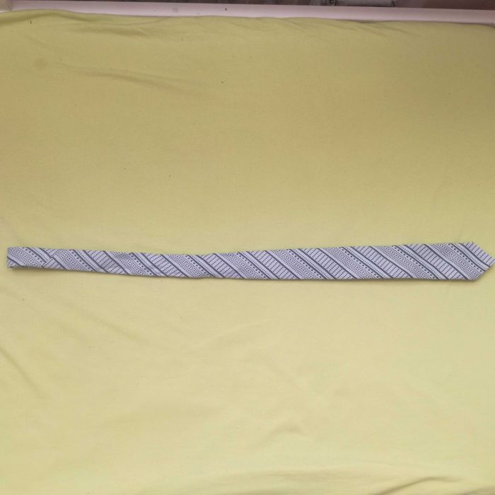 Krawat biały z niebieskim wzorem