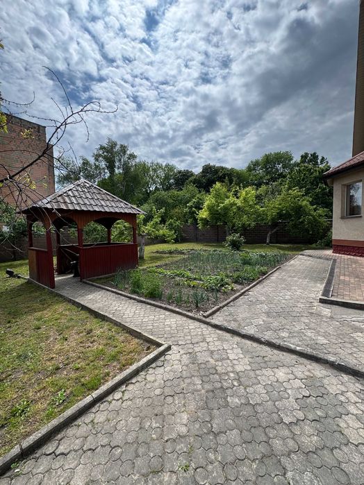 Продаж цегляного будинку на два входи в центральній частині міста.