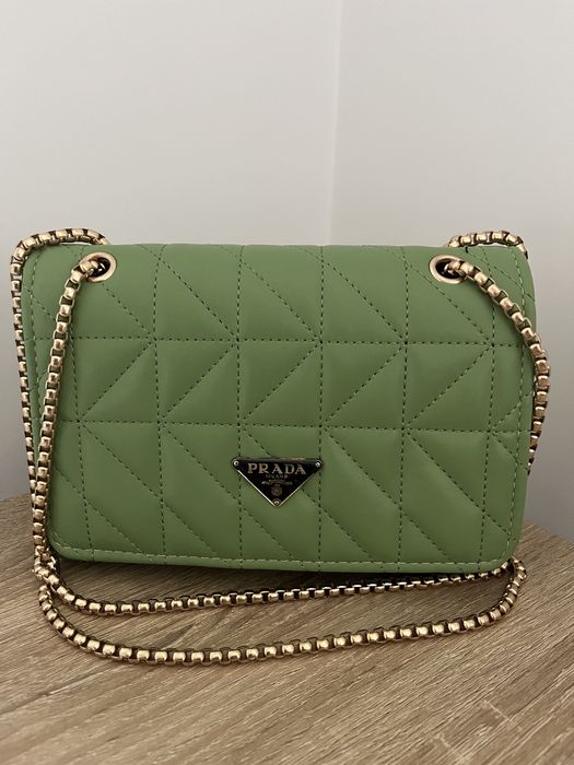 Zielona torebka prada zloty łańcuszek