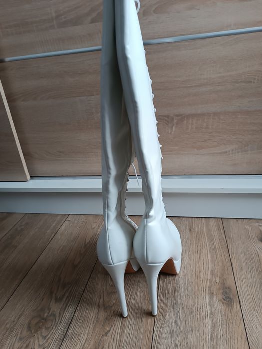 Białe sznurowane kozaki