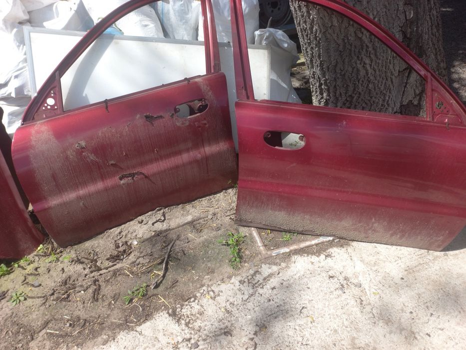 Продам на ланос двері.