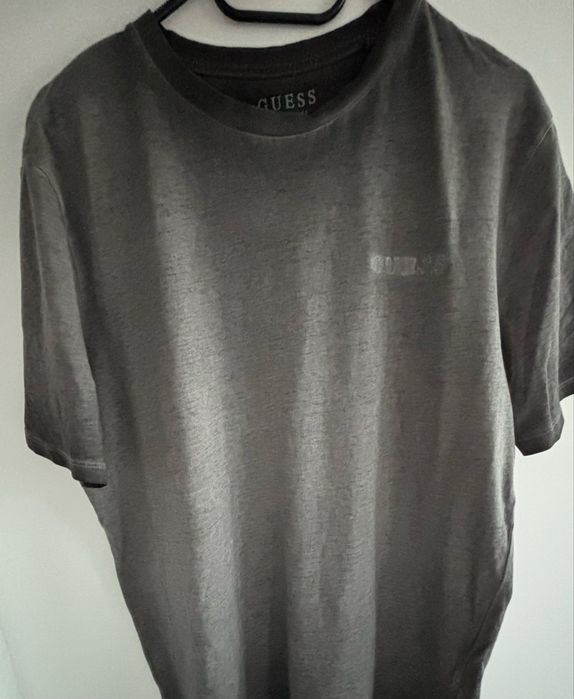 Szary T-shirt Guess.