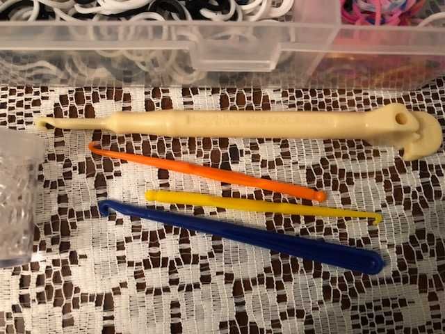 Koraliki, gumki i inne do robótek dla dzieci