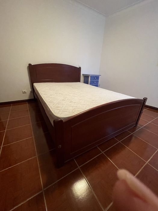 Cama casal em madeira + colchao