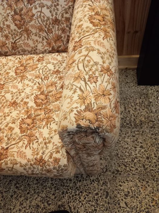 Sofá-cama em padrão floral -Em BOM ESTADO DE CONSERVAÇÃO