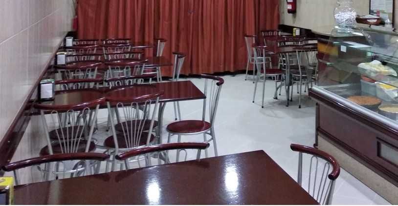 Conjunto de 6 Mesas e 30 Cadeiras Usadas em Bom Estado