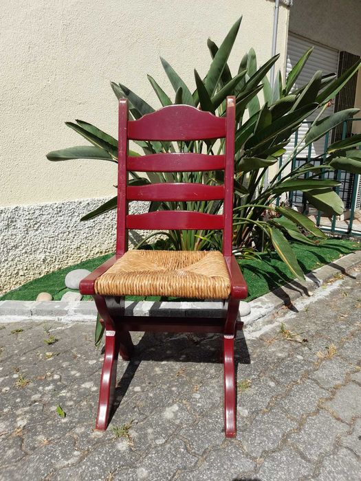 Cadeira maciça com vime