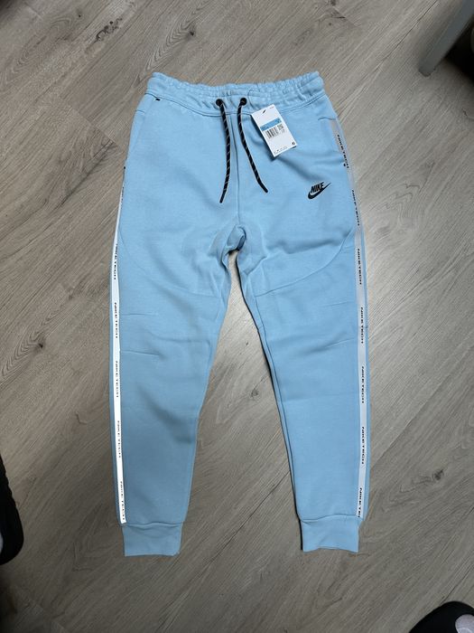 Jasnoniebieskie spodnie nike tech fleece