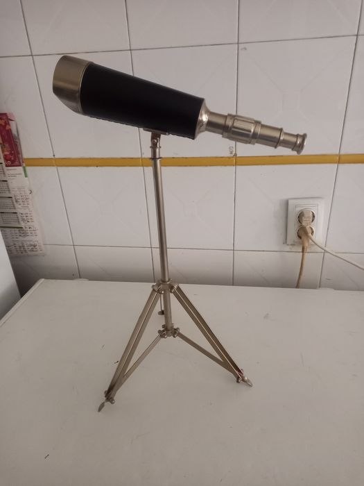 Telescópio com tripé.