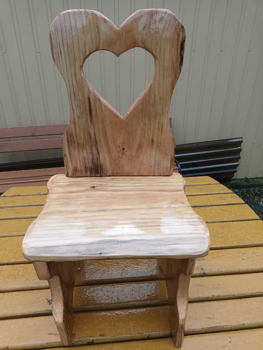 Ładne krzesełka drewniane