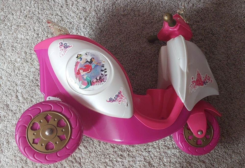SCOOTER ELÉTRICA Feber Disney Princess 6V - 80€