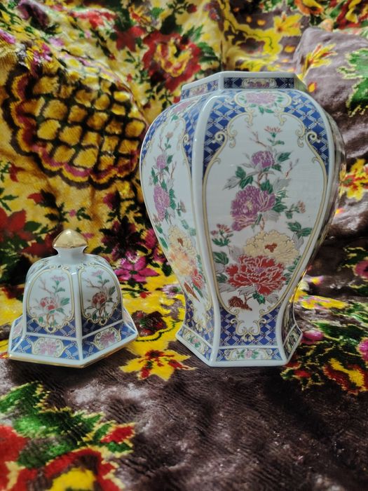 Duas bonitas pessoas em porcelana e  garrafas de vidro lapidado/crista