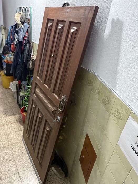 Porta em madeira maciça