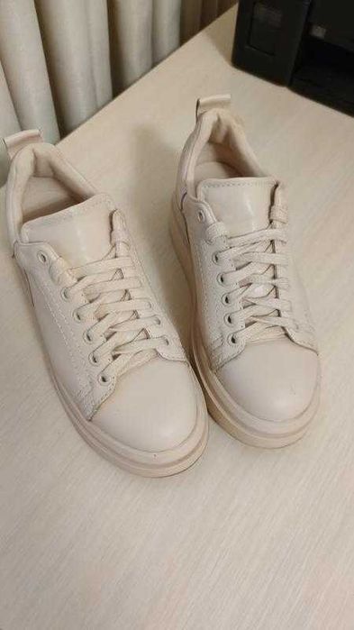 Кросівки базові Zara нат шкіра 37р