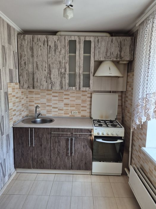 Продам 1 кімнатну Заливна, меблі,  техніка.