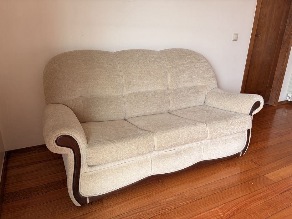 Sofá de 3 Lugares Clássico – Muito Confortável – Tecido Bege