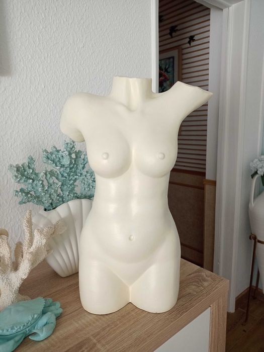 Escultura feminina em branco marfim. Alt 52cm.Entrega zona Setúbal e arredores,ou zona a combinar.