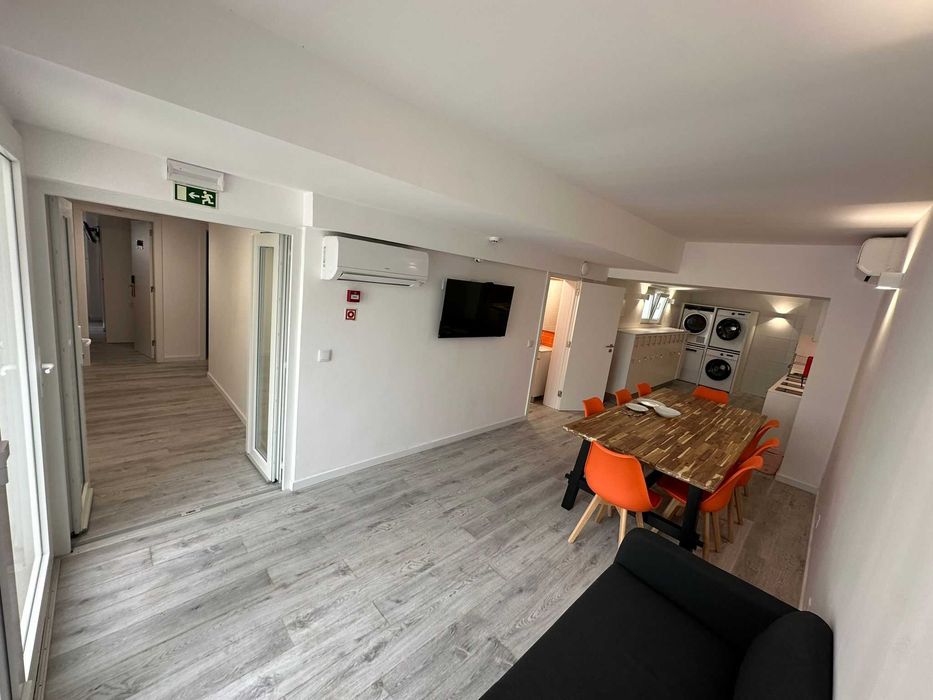 Quarto/Suite novo c roup, wc, lcd, frig, AC, registo na AT.