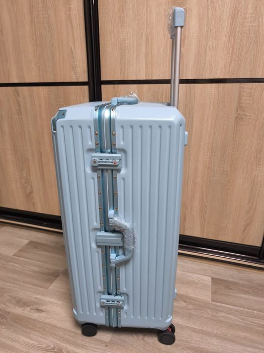 Валіза великого розміру Л з гарного пластику на подвійних колесах