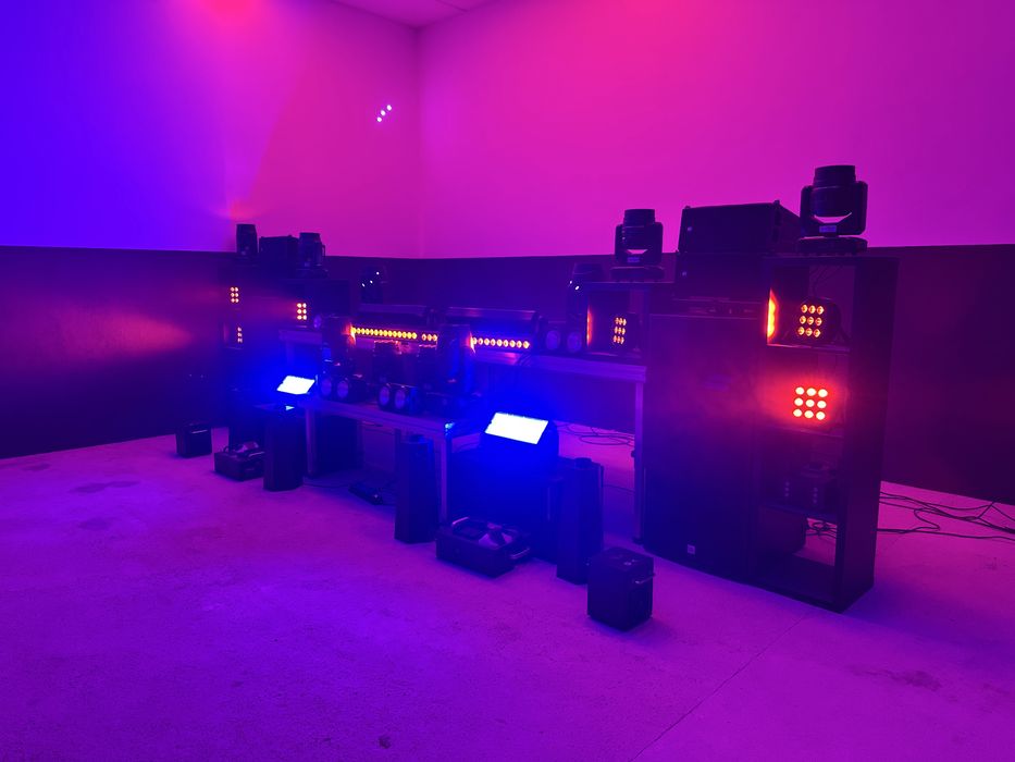 Lote de material de Iluminação profissional DMX (barras LED, blinders, laser, fogo, fumo)