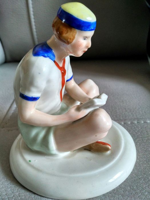 Фарфоровая статуэтка "Испанский пионер с книгой" Городницкий 1930-32г.