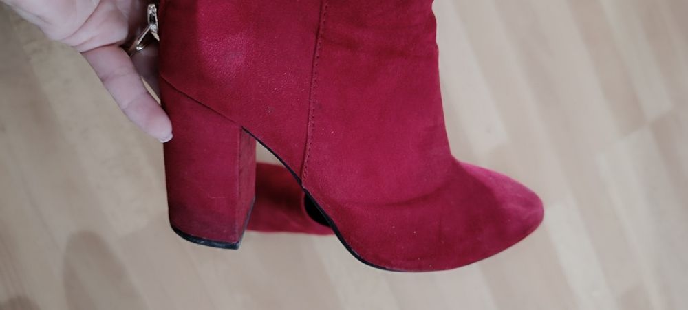 Botas de camurça vermelha tamanho 35. Usadas.